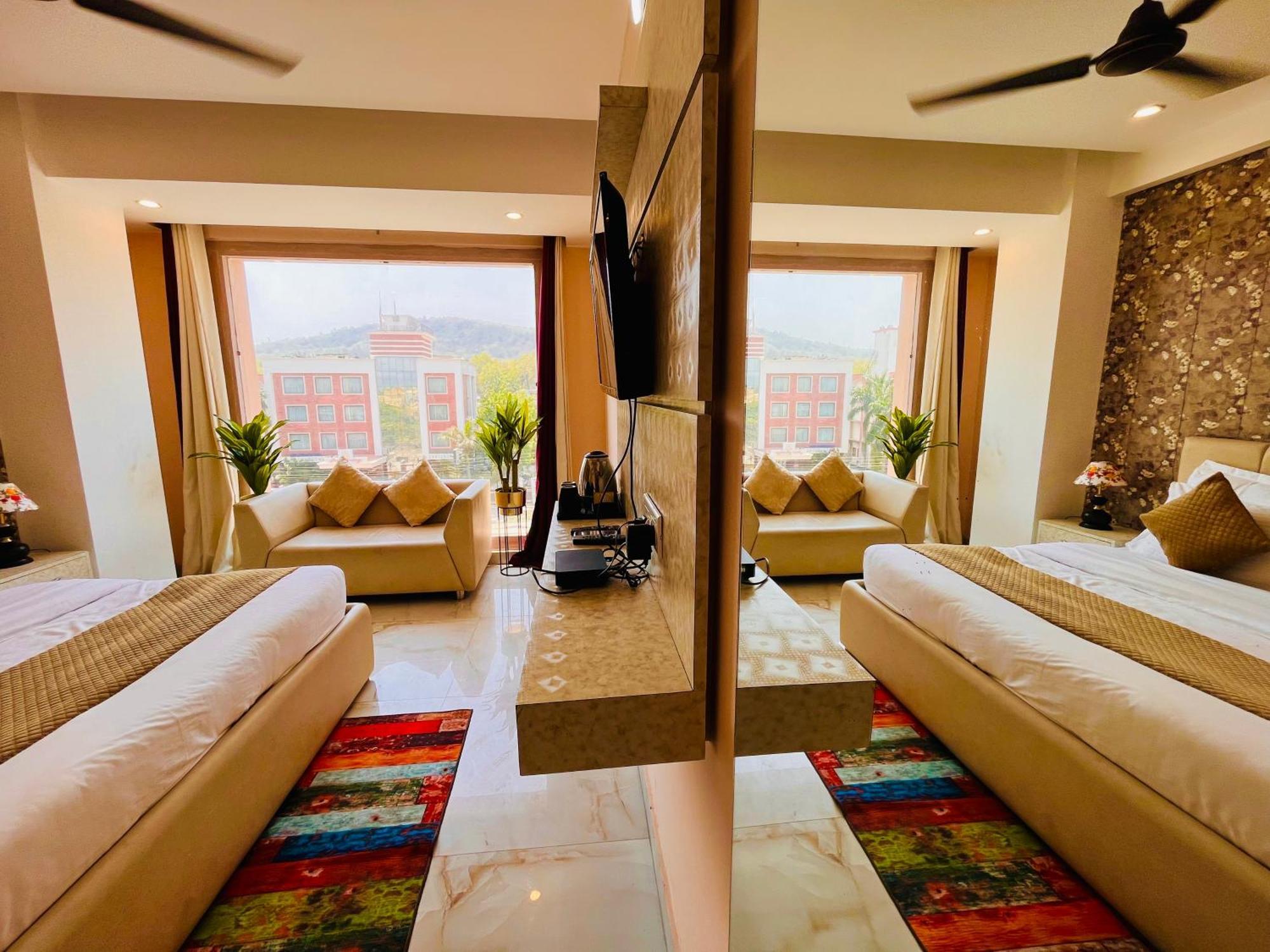 Hotel Golden Temple View By La Casa, Amritsar #Top Rated #Most Awarded #Swimming Pool #Prime Location #Luxury Rooms #Parking #Rooftop Cafe ภายนอก รูปภาพ